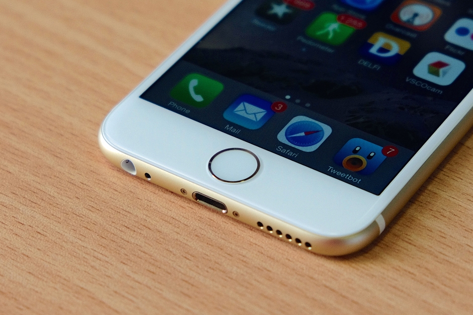 Bé gái 6 tuổi hack iPhone của mẹ thành công