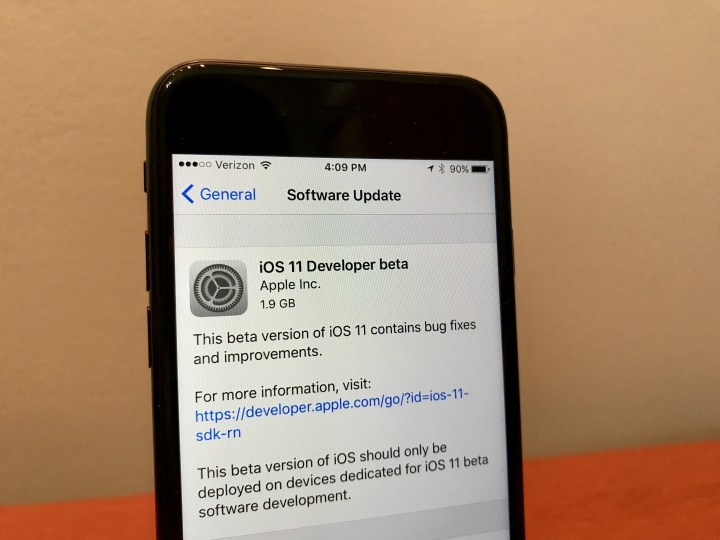 Nên hay không nên cập nhật iOS 11 beta cho iPhone? 1