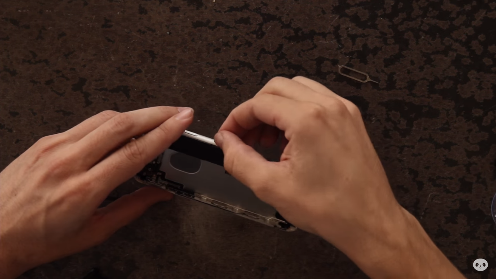 Rùng mình trước video mài lại iPhone 7 để giống iPhone 5s 11