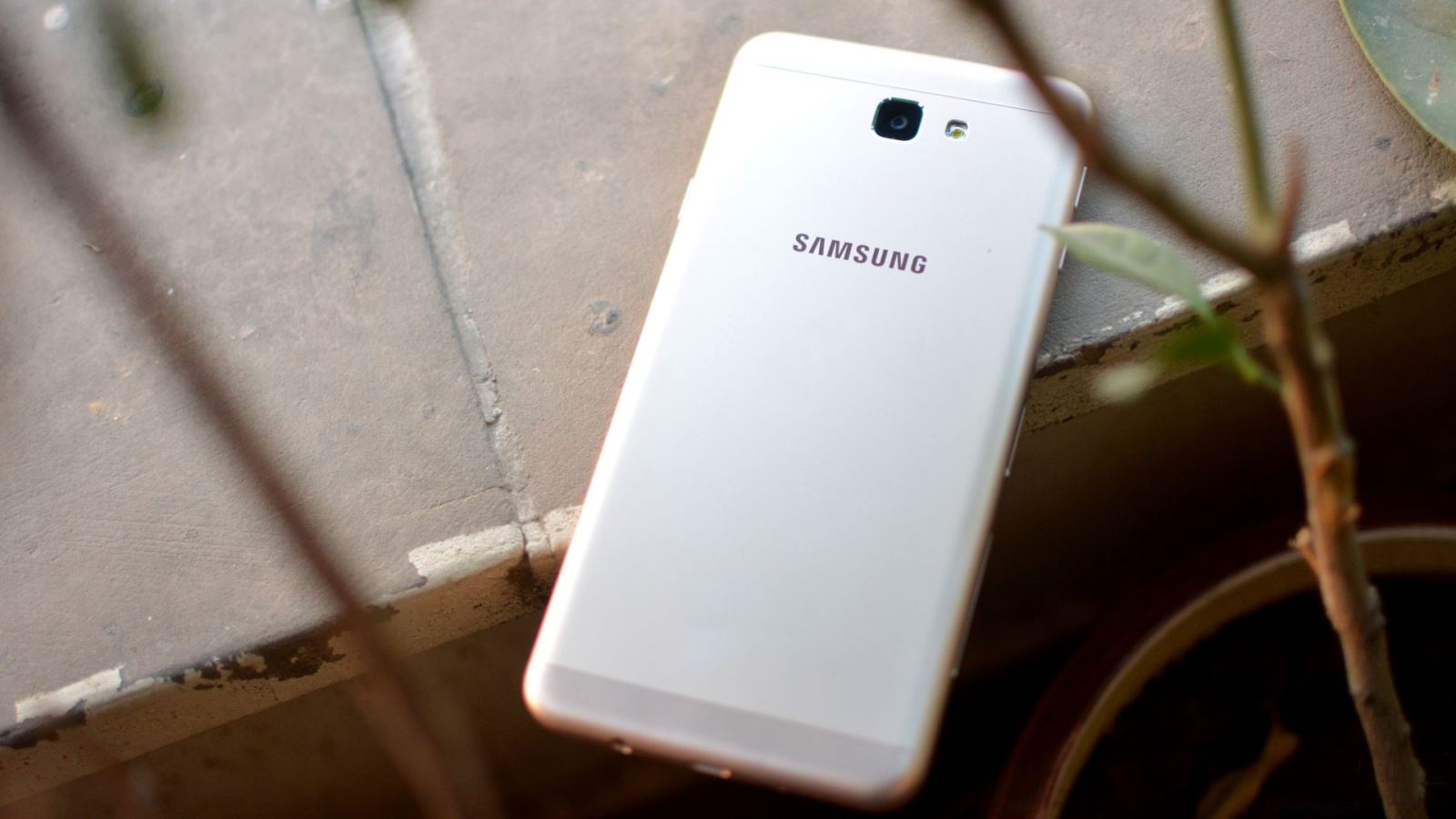 4 smartphone xuất sắc có giá bán phải chăng của Samsung 3