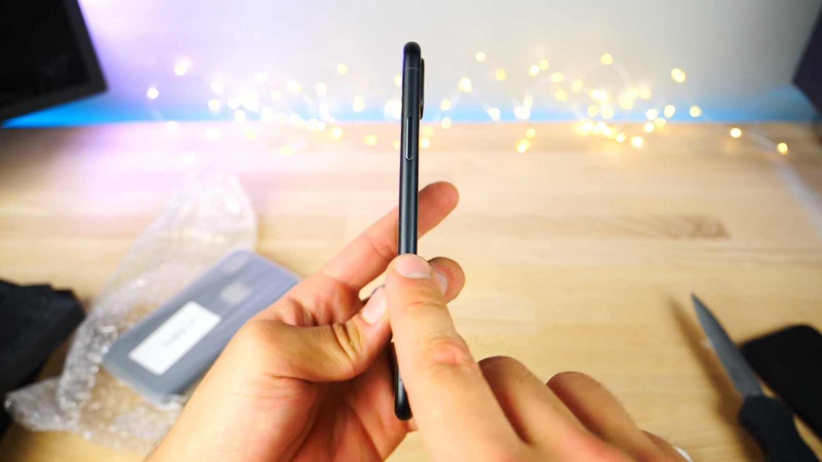 Trên tay iPhone 8 đẹp tuyệt vời và so sánh với iPhone 7 đỏ 4