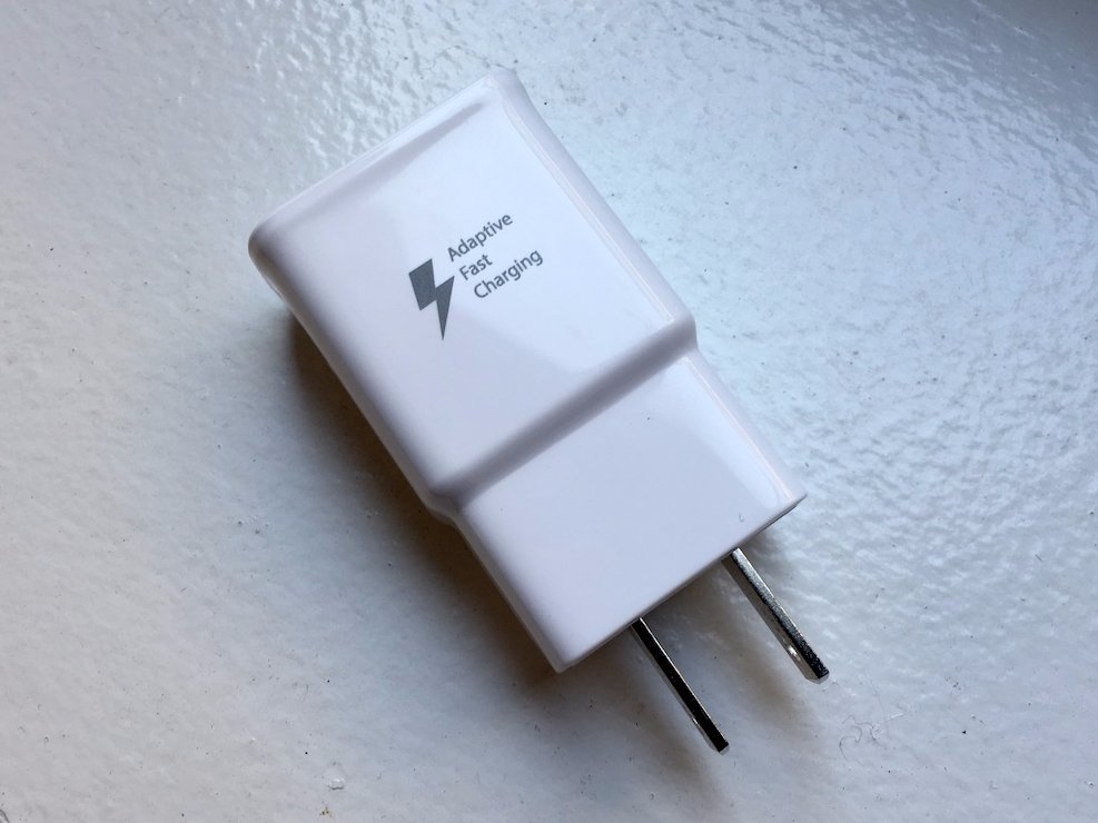 Vì sao iPhone sạc pin chậm hơn smartphone Android? 2