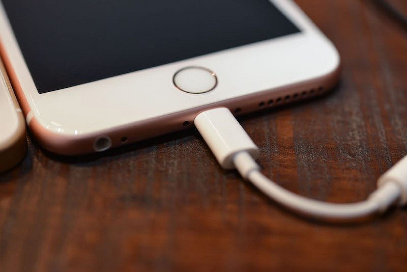 Tại sao iPhone sử dụng riêng một chân cắm sạc