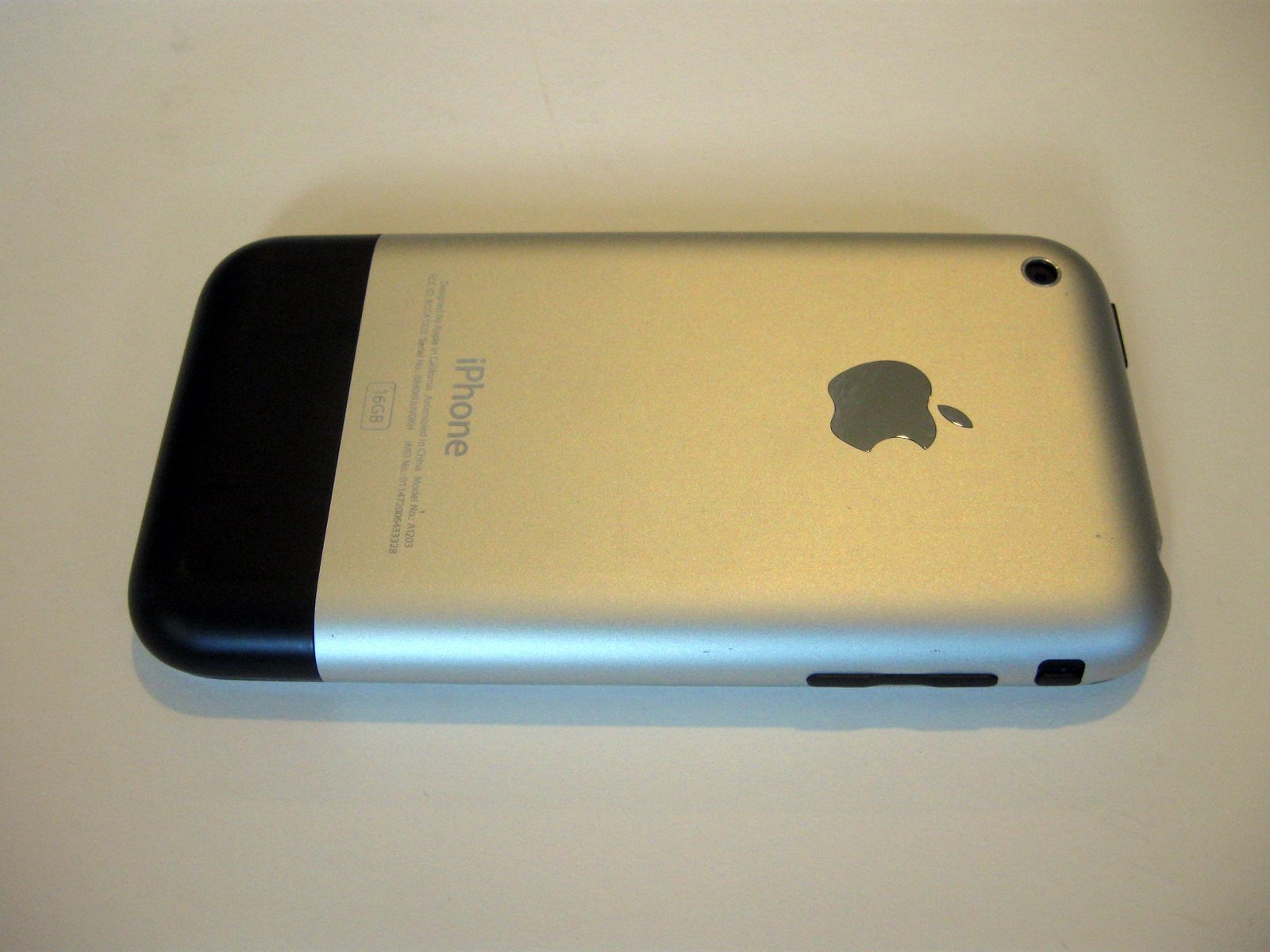 Kỉ niệm 11 năm ngày Apple ra mắt chiếc iPhone đầu tiên 12