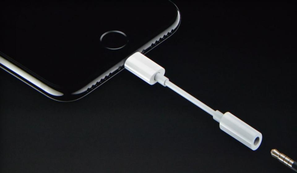 Bắt chước Apple bỏ jack cắm tai nghe là một quyết định dại dột