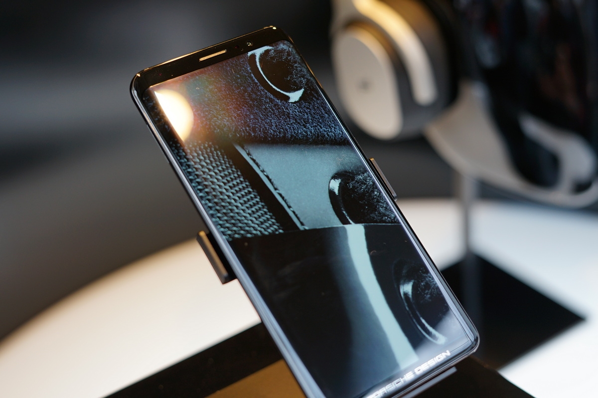Bắt tay với LG, Huawei sắp trình làng hàng loạt smartphone màn hình OLED 2