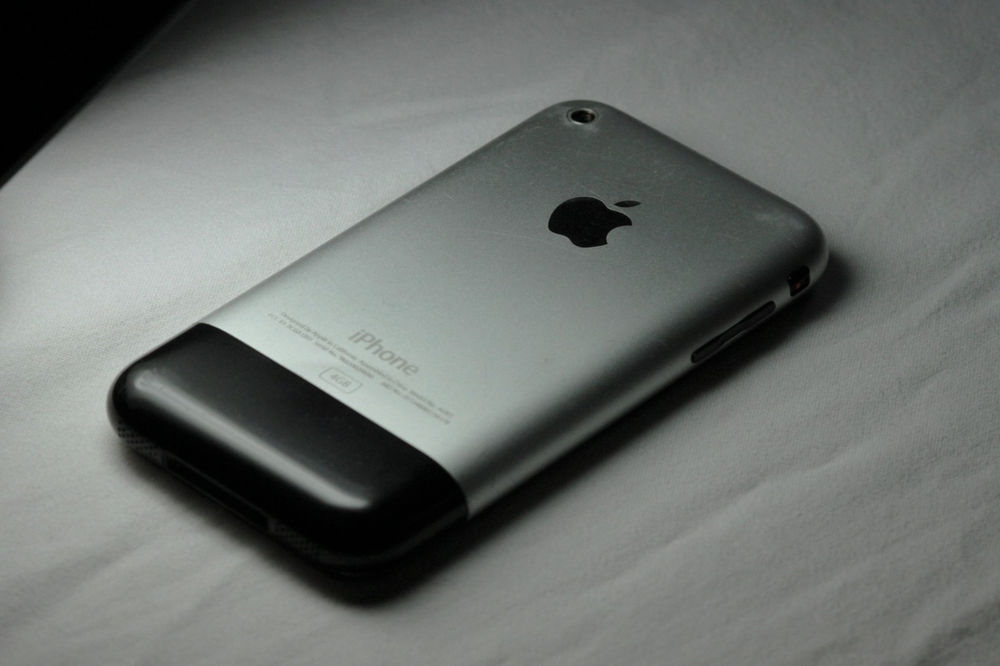 Sự thay đổi về giá của iPhone trong 10 năm qua 1237