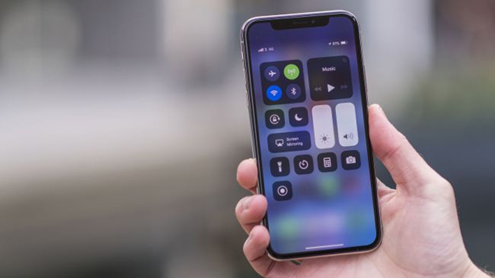 Tại sao đến thế hệ iPhone X, Apple mới sử dụng màn hình OLED? 8