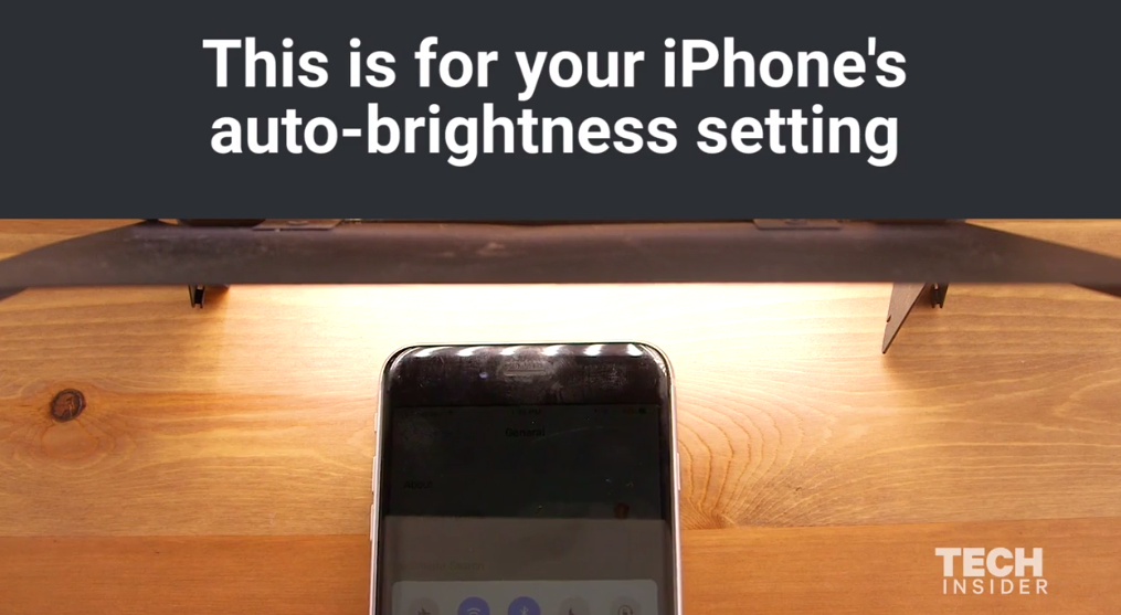 Giải mã tác dụng của hai chấm nhỏ trên mặt trước iPhone 1