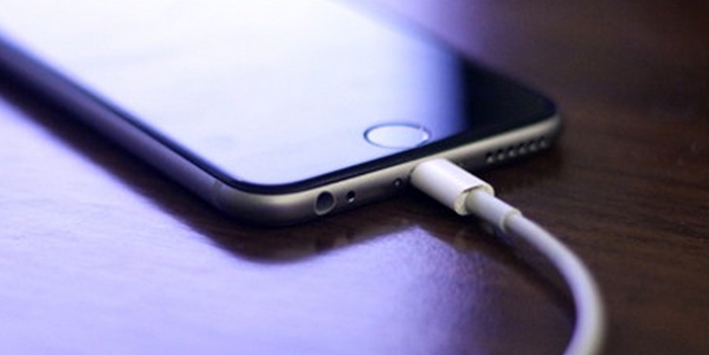 Lý do thực sự cho việc không nên sạc điện thoại qua đêm 1