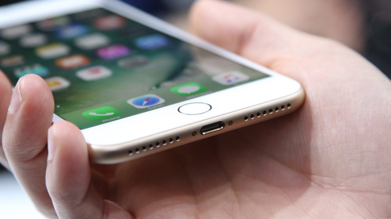 4 điều gây tranh cãi về iPhone trong năm 2016 1