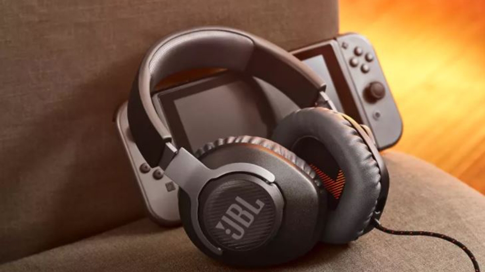 Tai nghe gaming dưới 2 triệu tốt nhất 2022: JBL QUANTUM100BLK màu đen