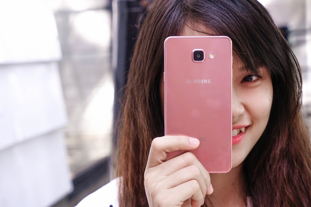 Samsung Galaxy A7 (2016) đẹp cuốn hút bên thiếu nữ