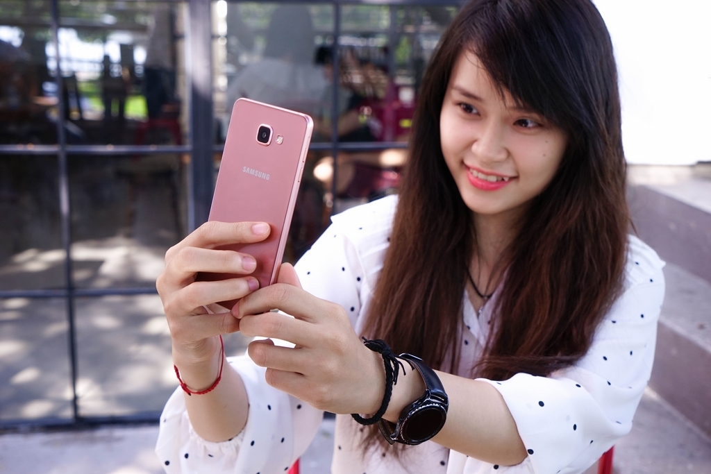 Samsung Galaxy A7 (2016) đẹp cuốn hút bên thiếu nữ