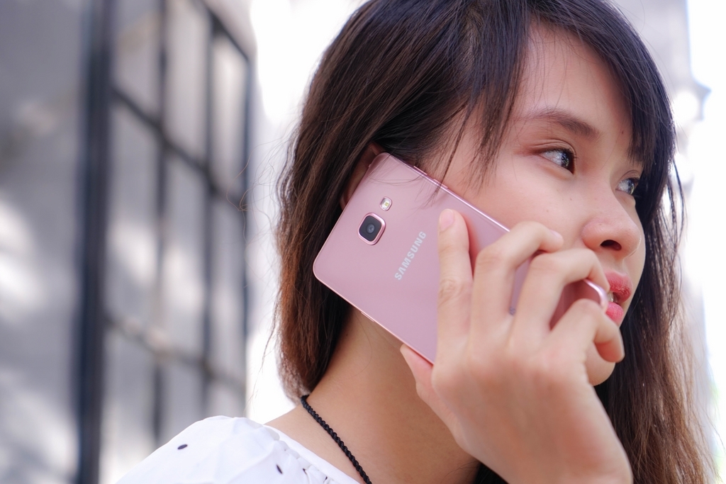 Samsung Galaxy A7 (2016) đẹp cuốn hút bên thiếu nữ