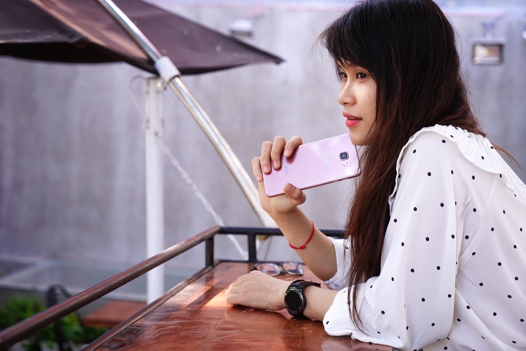 Samsung Galaxy A7 (2016) đẹp cuốn hút bên thiếu nữ
