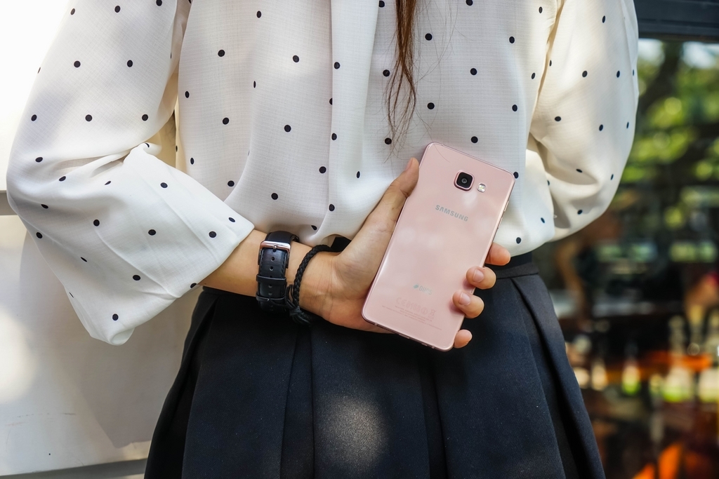 Samsung Galaxy A7 (2016) đẹp cuốn hút bên thiếu nữ
