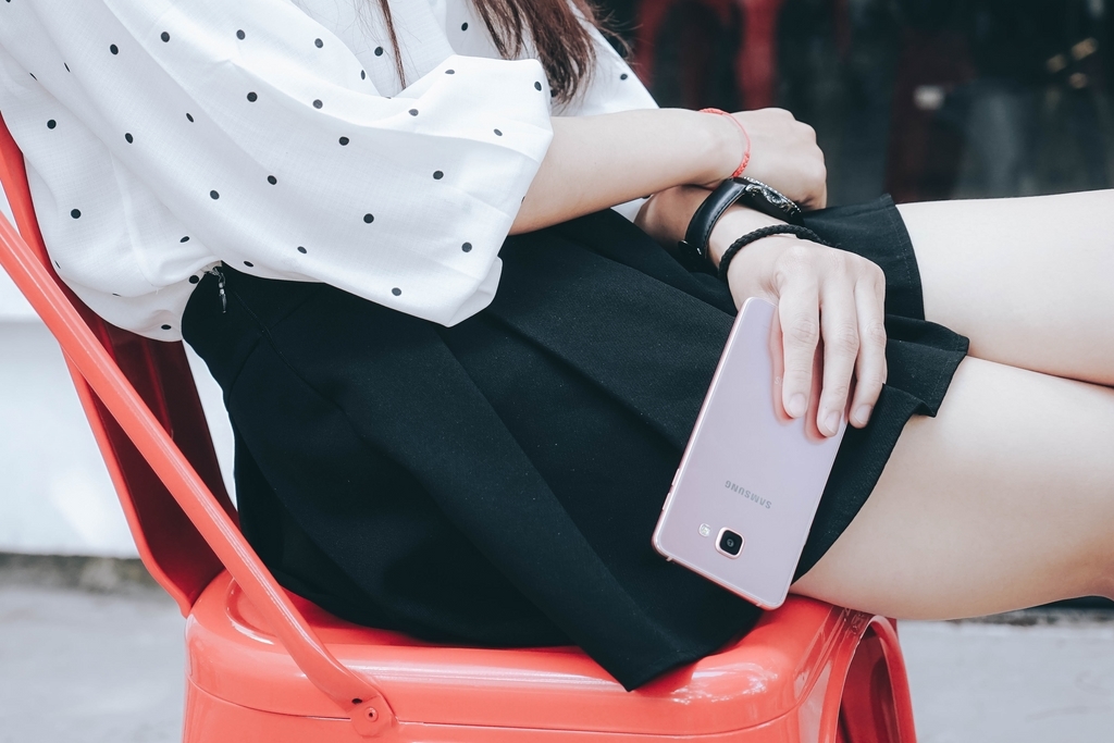 Samsung Galaxy A7 (2016) đẹp cuốn hút bên thiếu nữ