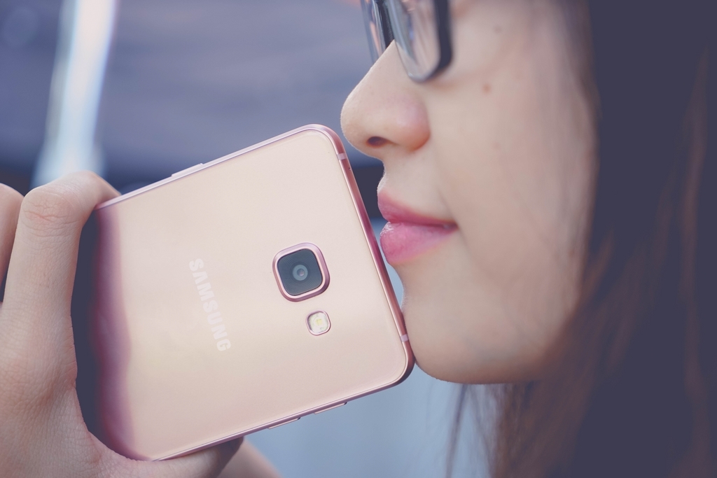 Samsung Galaxy A7 (2016) đẹp cuốn hút bên thiếu nữ