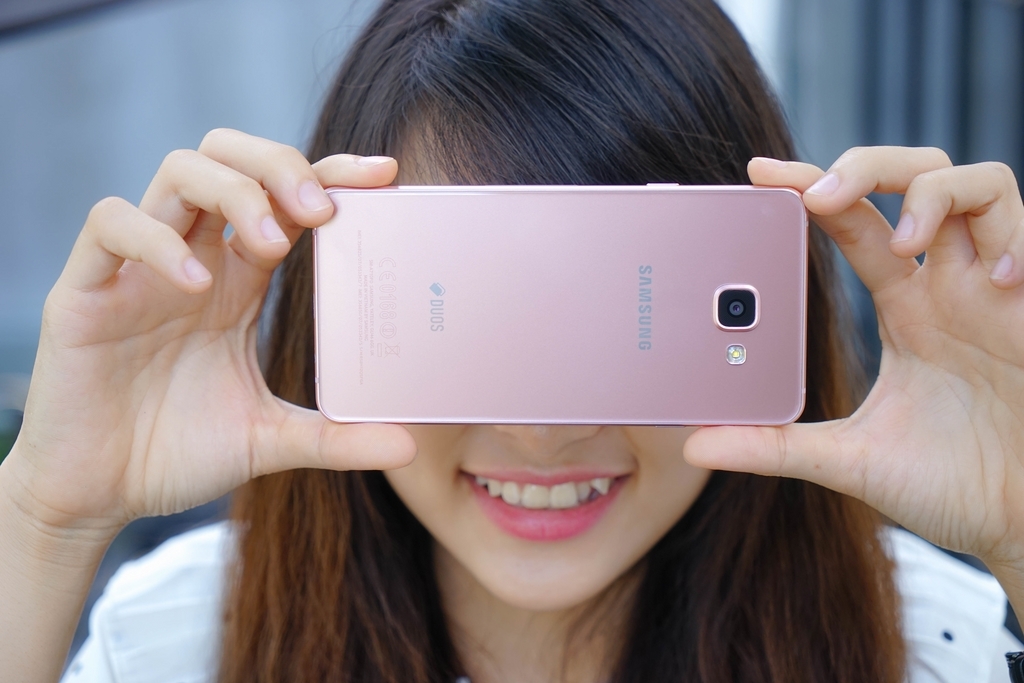 Samsung Galaxy A7 (2016) đẹp cuốn hút bên thiếu nữ