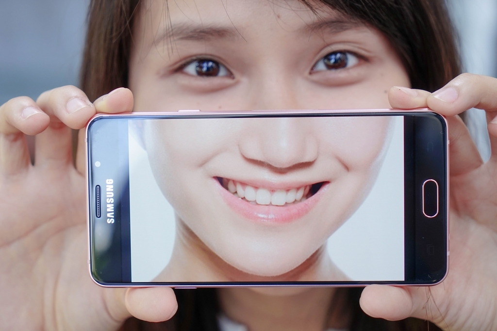Samsung Galaxy A7 (2016) đẹp cuốn hút bên thiếu nữ