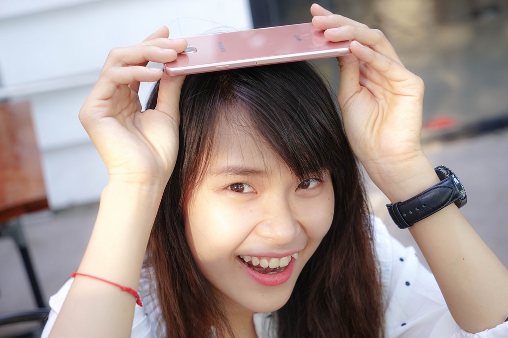 Samsung Galaxy A7 (2016) đẹp cuốn hút bên thiếu nữ