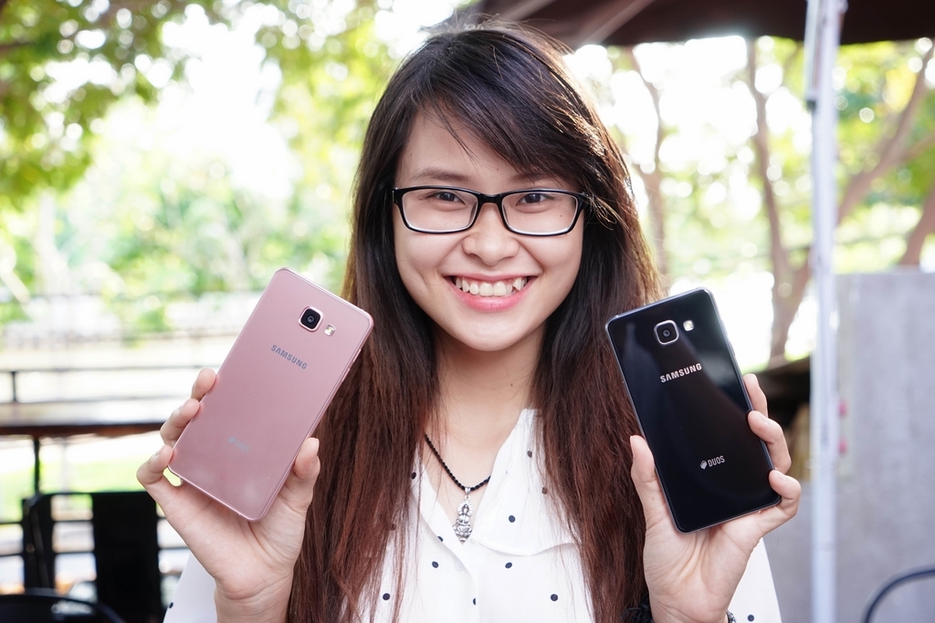 Samsung Galaxy A7 (2016) đẹp cuốn hút bên thiếu nữ