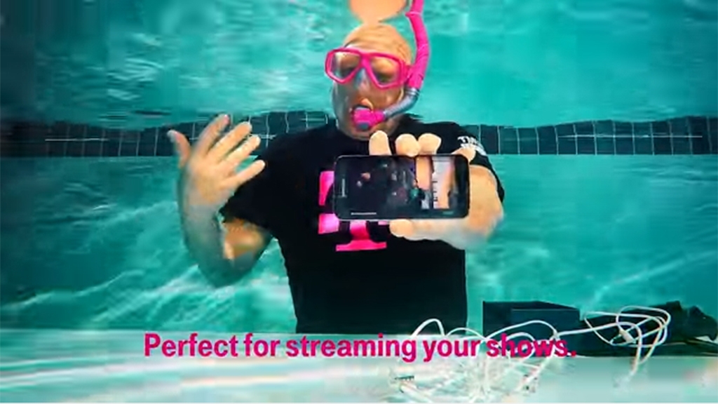 video khui hộp Galaxy S7 dưới nước
