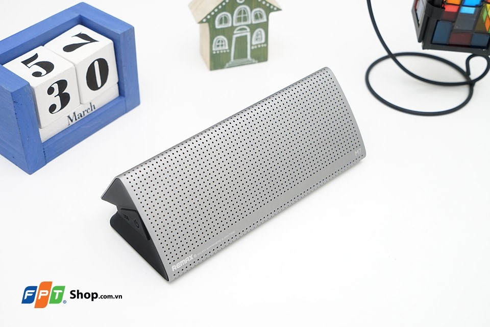 Trên tay loa Bluetooth Remax RB-M7