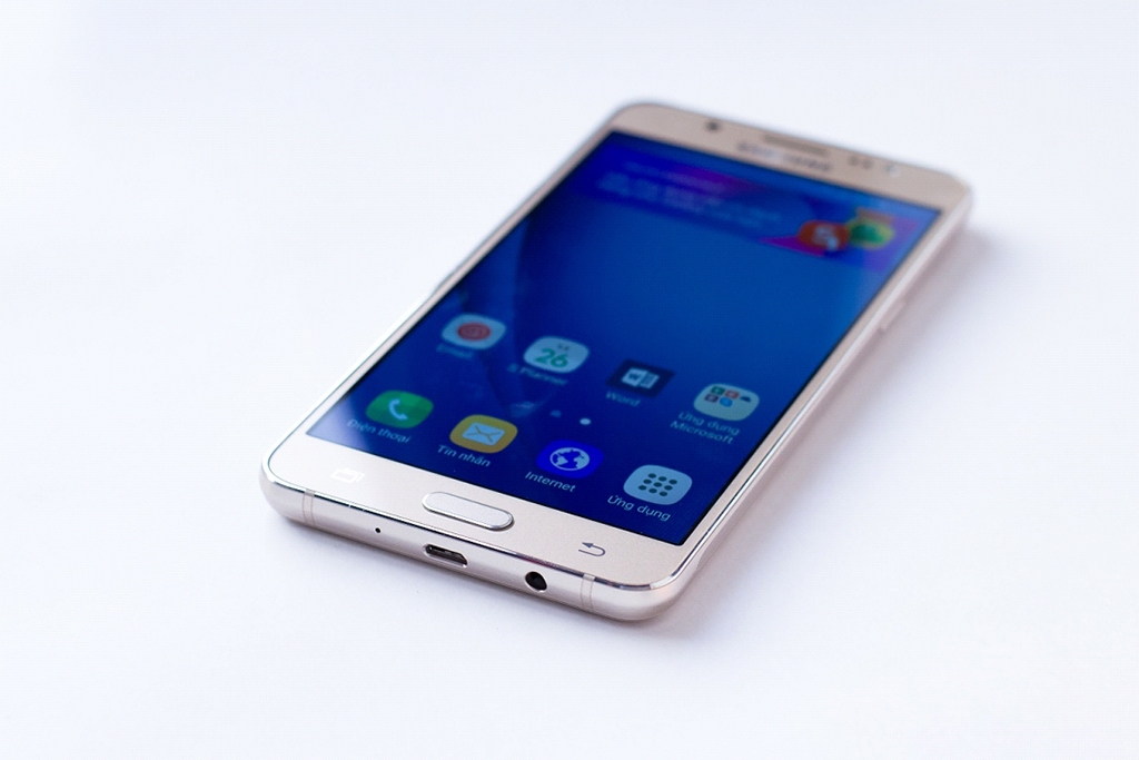 Galaxy J5 & J7 2016 lựa chọn đáng giá phân khúc bình dân