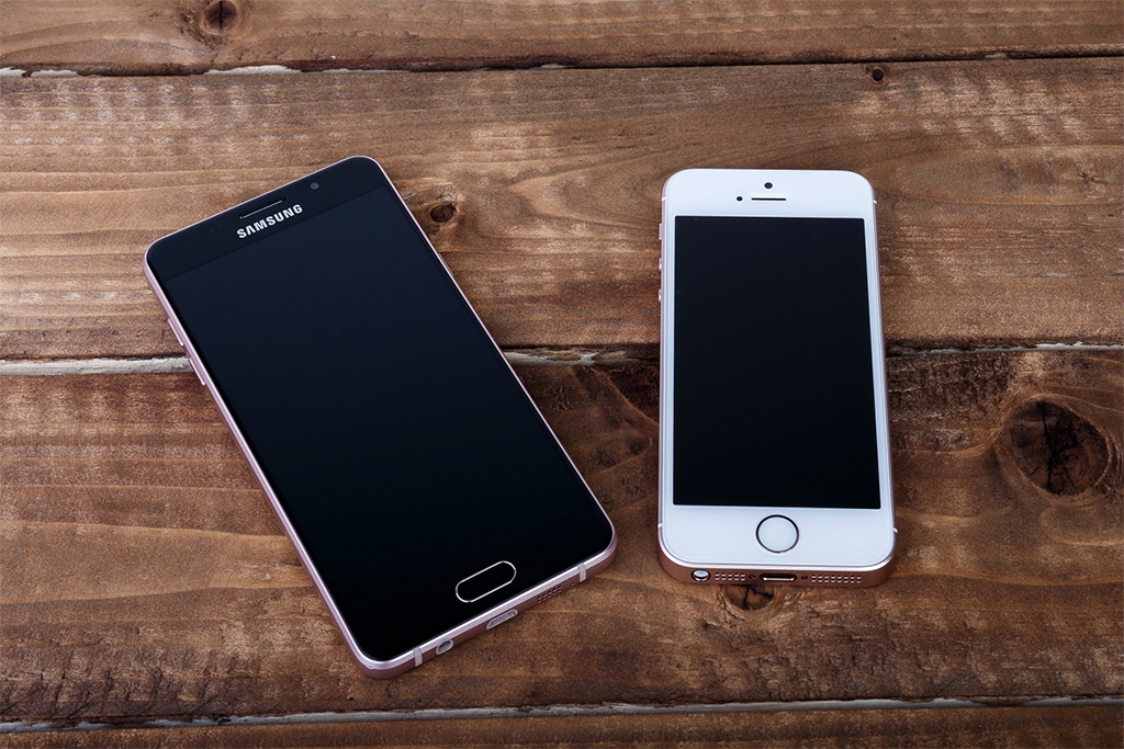 So sánh Galaxy A5 2016 và Iphone SE