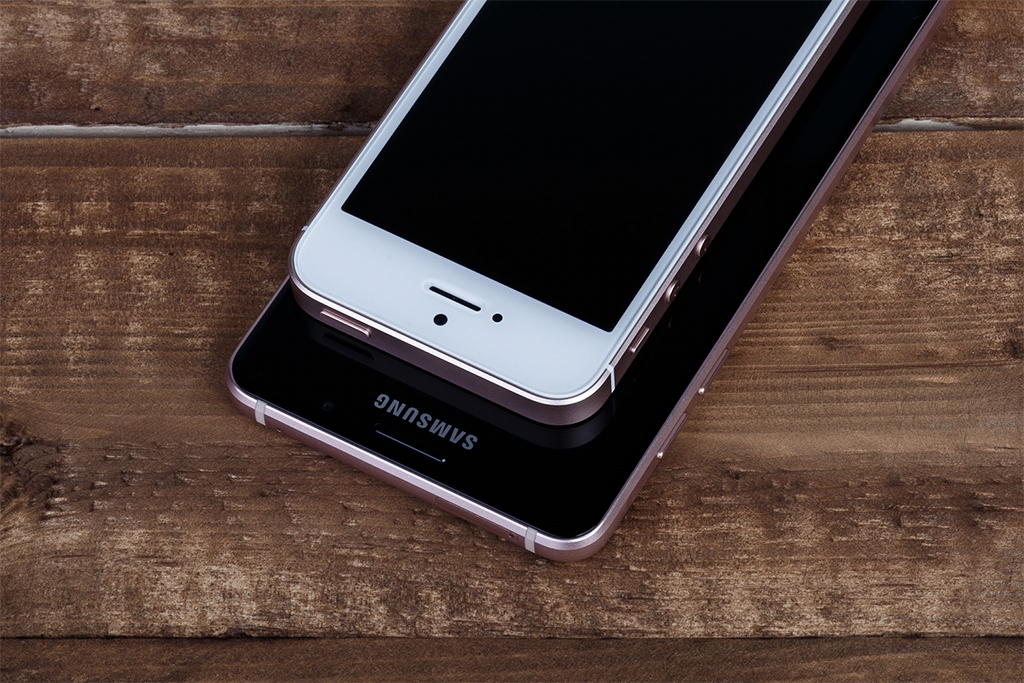 So sánh Galaxy A5 2016 và Iphone SE