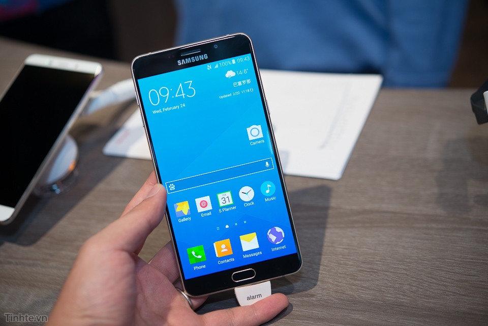Trên tay Samsung Galaxy A9 - Màn hình to pin trâu
