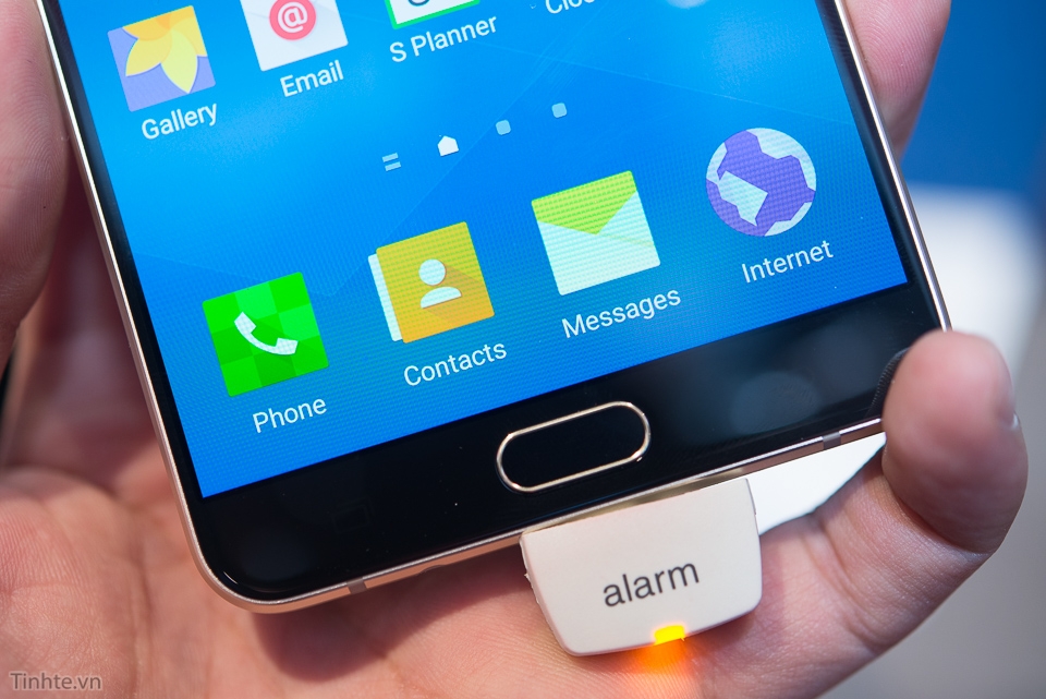 Trên tay Samsung Galaxy A9 - Màn hình to pin trâu