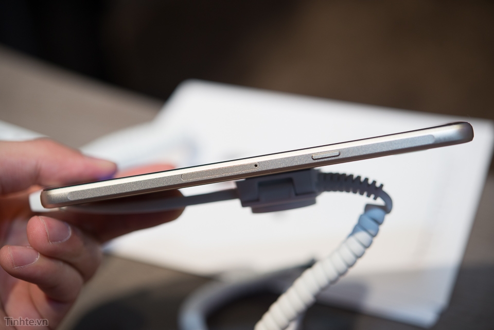 Trên tay Samsung Galaxy A9 - Màn hình to pin trâu