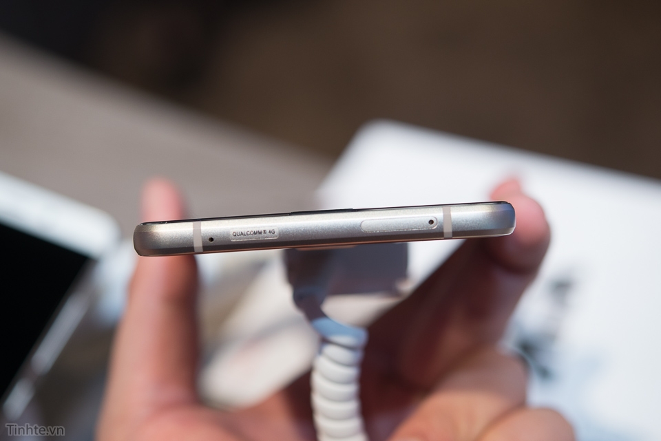Trên tay Samsung Galaxy A9 - Màn hình to pin trâu