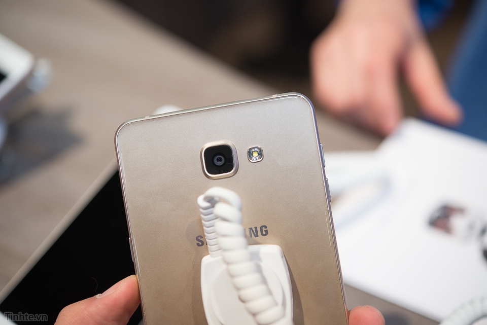 Trên tay Samsung Galaxy A9 - Màn hình to pin trâu