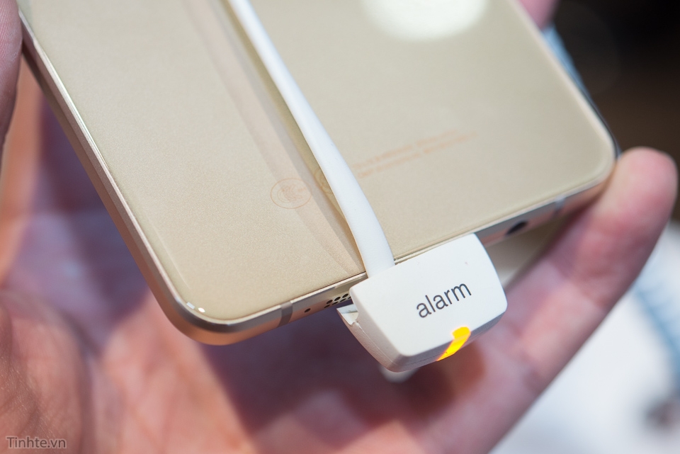 Trên tay Samsung Galaxy A9 - Màn hình to pin trâu