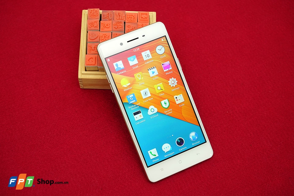 Trên tay Oppo F1 - Smartphone cho người thích sống ảo Trên tay Oppo F1 - Smartphone cho người thích sống ảo