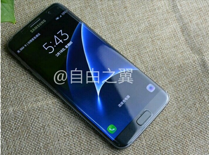 Hot hừng hực ảnh Galaxy S7 Edge đang mở màn hình Hot hừng hực ảnh Galaxy S7 Edge đang mở màn hình