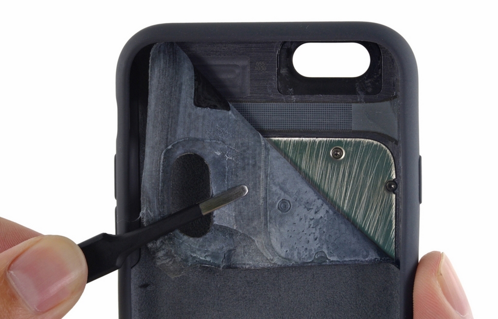 Bên trong vỏ pin mới của iPhone có gì? Bên trong vỏ pin mới của iPhone có gì?