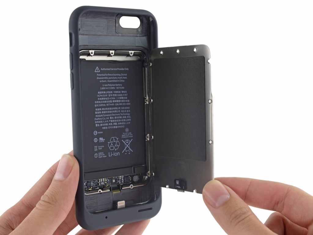 Bên trong vỏ pin mới của iPhone có gì? Bên trong vỏ pin mới của iPhone có gì?