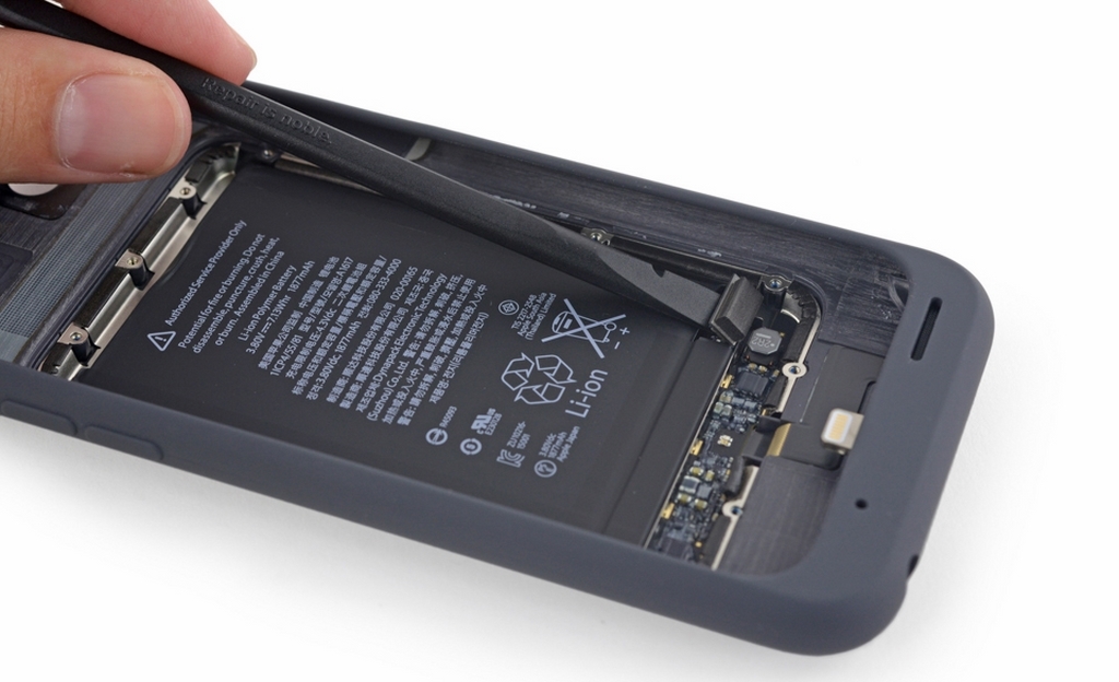 Bên trong vỏ pin mới của iPhone có gì? Bên trong vỏ pin mới của iPhone có gì?