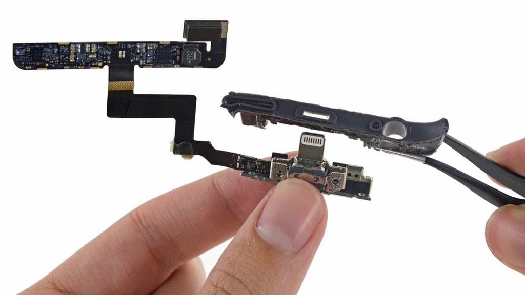 Bên trong vỏ pin mới của iPhone có gì? Bên trong vỏ pin mới của iPhone có gì?