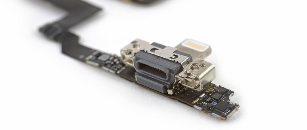 Bên trong vỏ pin mới của iPhone có gì? Bên trong vỏ pin mới của iPhone có gì?