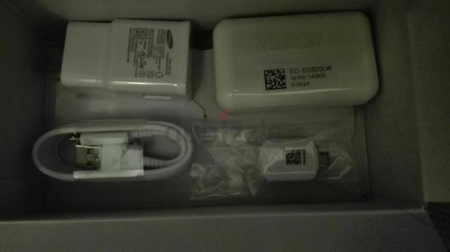 Rò rỉ hình ảnh Galaxy S7 Edge kèm phụ kiện