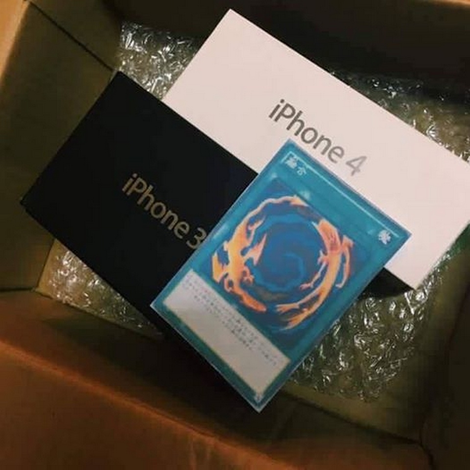 Chuyện hi hữu: Đặt mua iPhone 7, nhận được iPhone 3 và iPhone 4
