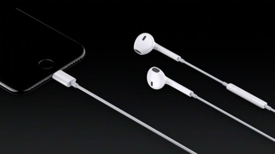 Đâu chỉ iPhone 7, Apple đã bỏ jack tai nghe 3.5 mm ngay từ iPhone đời đầu