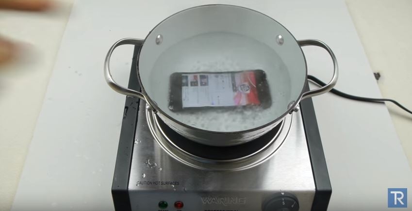 Đun sôi iPhone 7 thì sao nhỉ? Liệu có sống nổi?