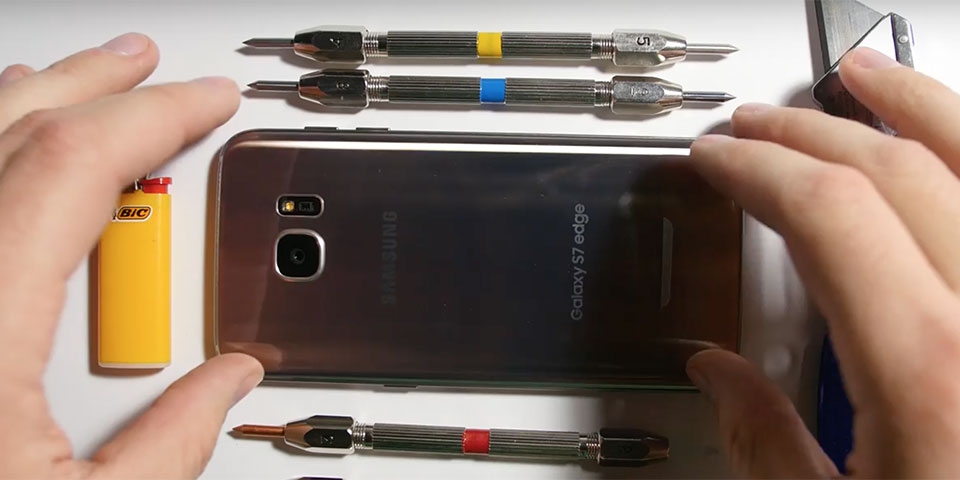 Tra tấn Galaxy S7 Edge bằng bật lửa, dao, kéo và bẻ cong Tra tấn Galaxy S7 Edge bằng bật lửa, dao, kéo và bẻ cong